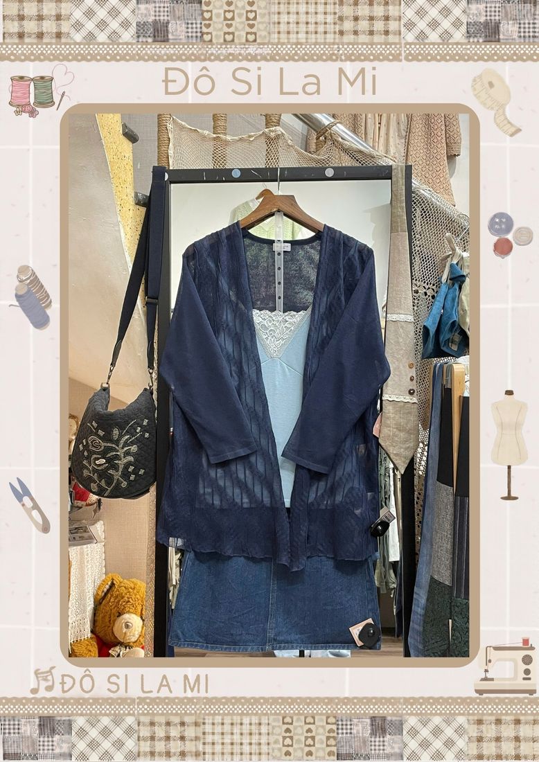 Áo khoác dệt kim xanh navy phối áo ren trắng và chân váy denim xanh