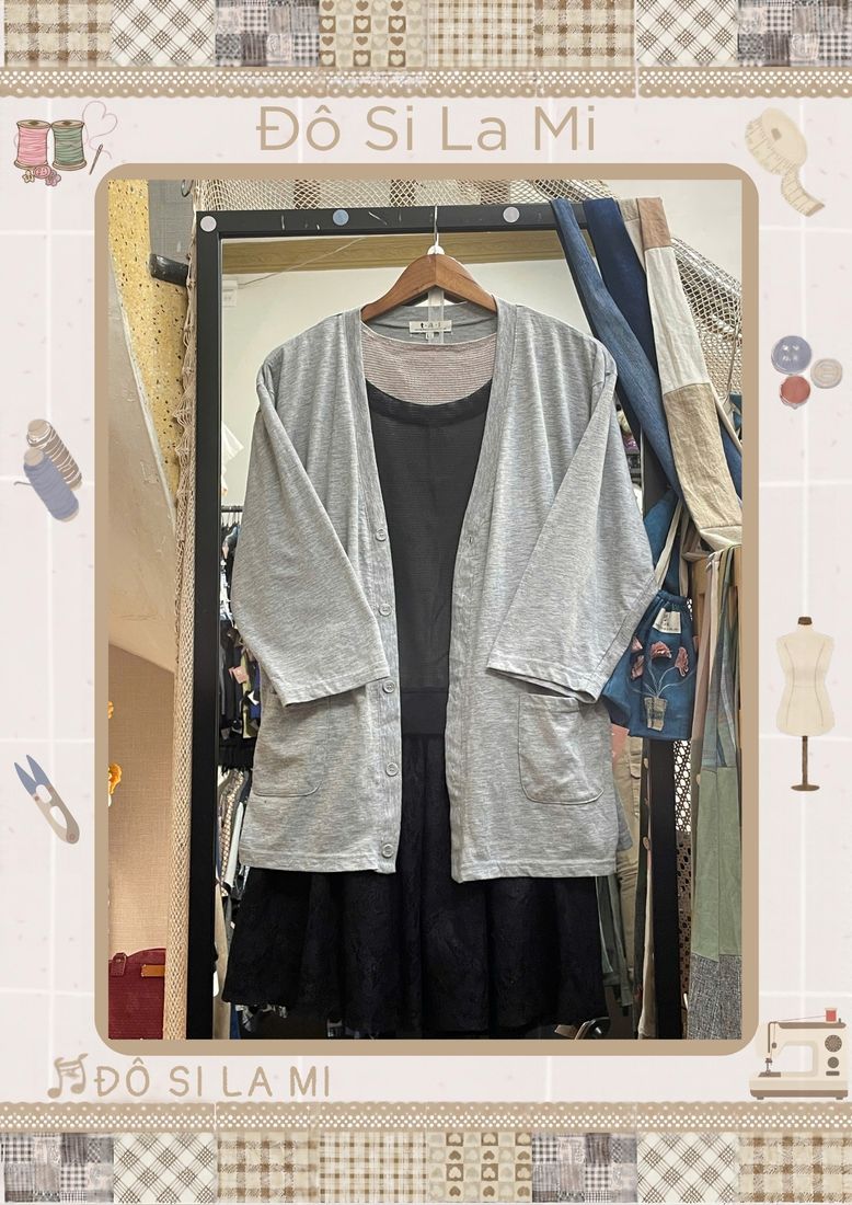 Áo khoác xám phối áo đen và quần short đen
