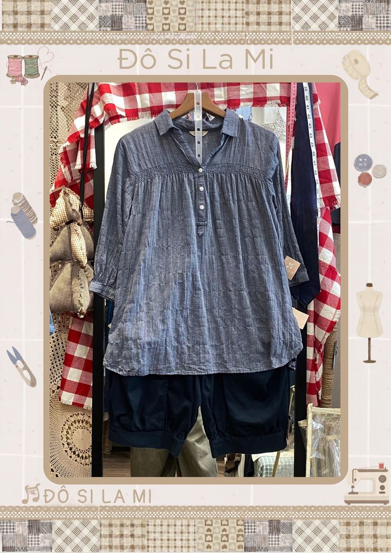Áo sơ mi jean xanh nhạt cổ bẻ phối quần lửng xanh navy